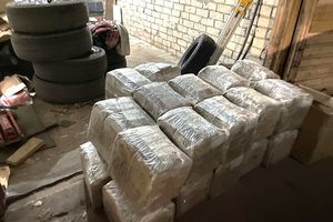 Kaune pasieniečiams įkliuvo kontrabandines cigaretes iš vieno automobilio į kitą krovę lietuvis ir estas