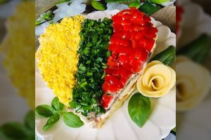 Sluoksniuota silkės mišrainė „Lietuva“ papuoš bet kurio lietuvio šventinį stalą