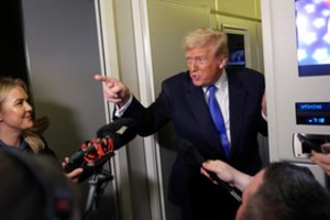 „Tai buvo sarkazmas“: D. Trumpas jau bėga nuo savo skambaus pažado