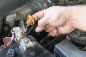 Ekspertai paaiškino, kodėl keičiant automobilio alyvą negalima vadovautis vien rida