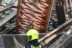 Nelaimė Tailande: nuvirtus kranui žuvo mažiausiai keturi žmonės