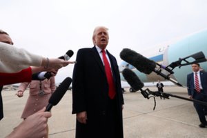 Internete plinta nekasdienis vaizdelis: užfiksuota, kaip žurnalistė mikrofonu trenkė D. Trumpui