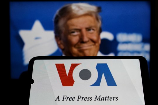 D. Trumpo administracija pradėjo masiškai atleidinėti „Amerikos balso“ darbuotojus