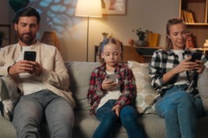 Tyrimas: daugiau nei pusė vaikų mano, kad tėvai telefonu naudojasi daugiau nei jie patys