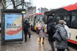 Sostinės viešojo transporto stotelėse – naujovė: žmonės nesupranta, kam skirta, o išleista jau dešimtys tūkstančių eurų