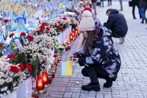 Dingę, bet nepamiršti: pasitelkę dirbtinį intelektą ir „šeimų armijas“ ukrainiečiai ieško dingusiųjų per karą