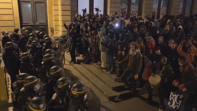 Sumaištis Paryžiuje: pareigūnai ėmėsi priemonių, kad atlaisvintų migrantų užimtą teatrą