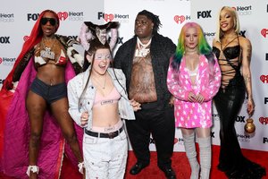 Ant raudonojo „iHeartRadio Music“ apdovanojimų kilimo – nuogybės ir keistenybės: pribloškė ne vieną