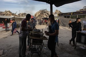 Buvę įkaitai kritikuoja naujas atakas Gazoje