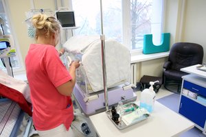 Kauno klinikos įsigijo gyvybiškai svarbų inkubatorių neišnešiotiems kūdikiams