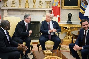 Prieš D. Trumpo pokalbį su V. Putinu – skambutis iš Londono