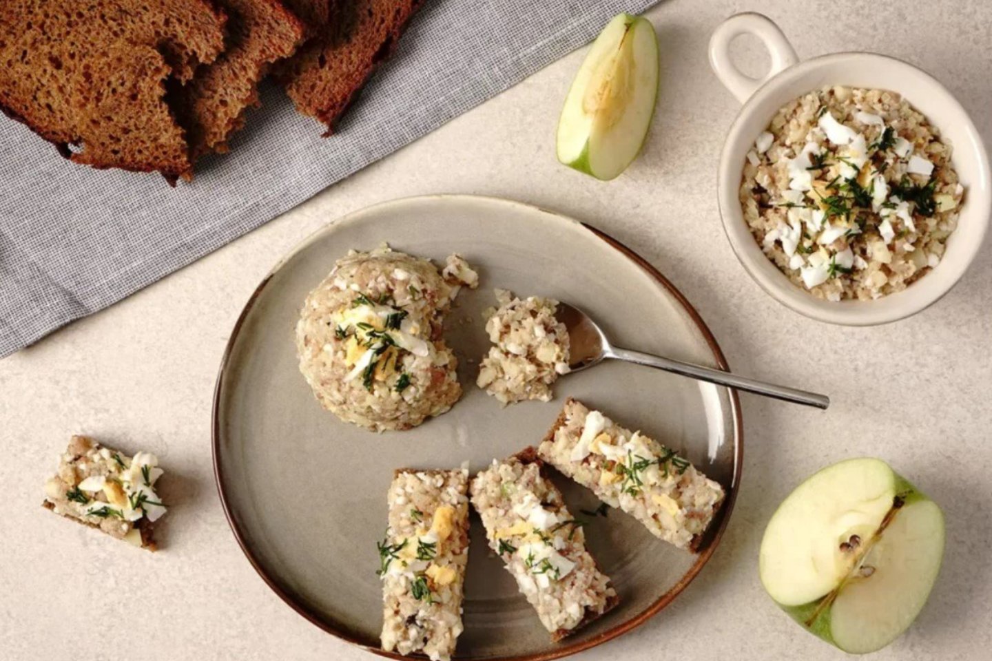 Vienas iš pačių žinomiausių ir ikoniškiausių litvakų virtuvės patiekalų – „Foršmakas“.<br> „Karšta košė“ nuotr.