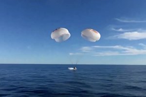 9 mėn. kosminėje stotyje užstrigę JAV astronautai grįžo į Žemę