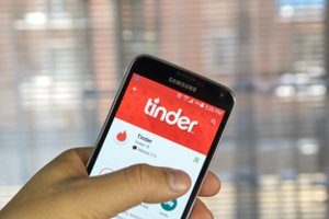 Sukčiai pinigus iš vyro viliojo per „WhatsApp“ ir „Tinder“ programėles