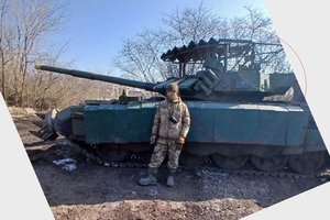 Ukrainos fronte pirmąkart pastebėti tankai su tokia apsauga