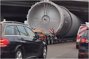 Neįprasti vaizdai Kaune: judrioje vietoje po viaduku strigo didžiulių gabaritų krovinys