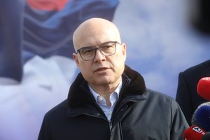 Stiprėjant politinei krizei, Serbijos parlamentas priėmė premjero atsistatydinimą