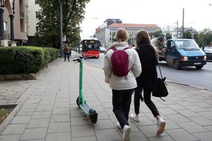 Verslininkai sunerimę: jei šis reikalavimas būtų įvestas, nuomoti elektrinius paspirtukus gali tapti neįmanoma