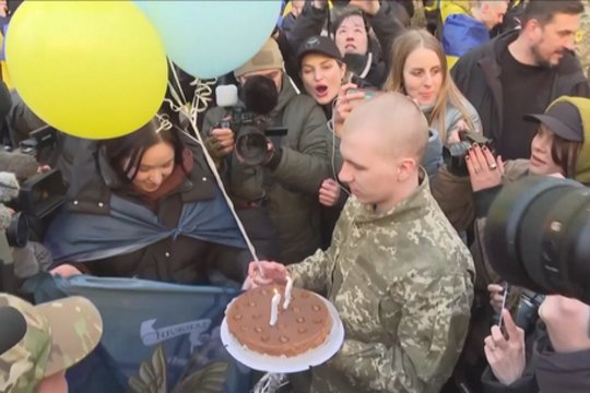 Šypsenos, apsikabinimai ir net gimtadienio tortas: į Ukrainą sugrįžo 175 belaisviai