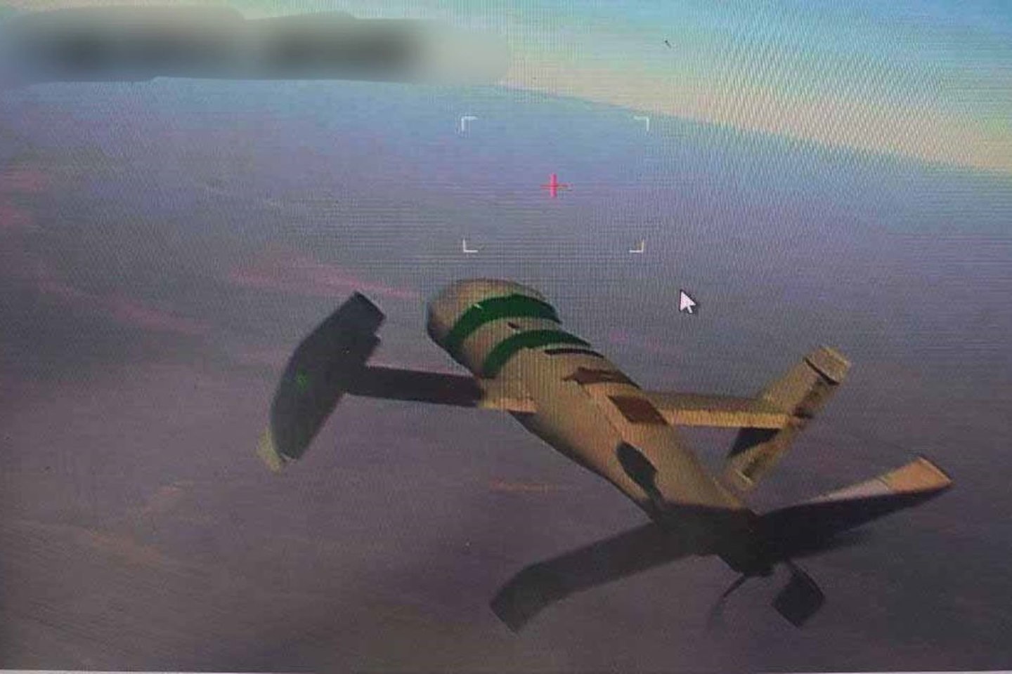 Nežinomas ukrainiečių dronas perėmėjas Rusijos žvalgybinio bepiločio orlaivio objektyve.<br>„BPLA Inform“.