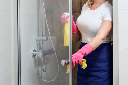 Kaip pašalinti kalkes nuo dušo pertvaros? Vos keli patarimai, kaip apsieiti be chemijos