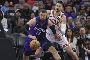 J. Valančiūnas prieš M. Buzelį nesublizgėjo – lietuviškų klubų peštynėse „Bulls“ smogė galingiau