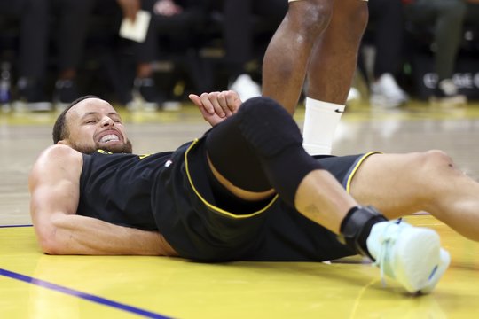S. Curry mačo pabaigos nesulaukė – dėl traumos patraukė į rūbinę