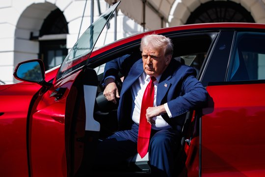 Už vakarienę su D. Trumpu – įspūdingos sumos