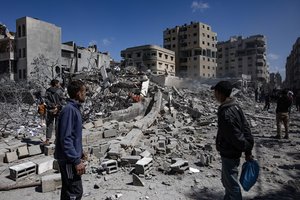 Gazos Ruožo civilinės gynybos agentūra praneša, kad penktadienį per Izraelio smūgius žuvo 11 žmonių