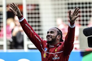 Pirmoji saldi pergalė „Ferrari“ gretose: L. Hamiltonas triumfavo „Formulės 1“ sprinto lenktynėse Kinijoje