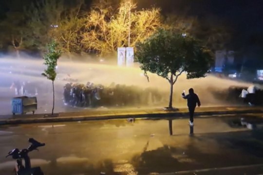 Protestai Turkijoje įgauna pagreitį: demonstrantai malšinami vandens patrankomis