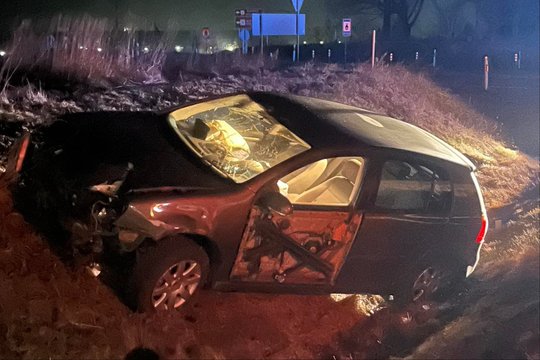 Naktinis girto kelių erelio skrydis Kauno rajone: „VW Golf“ užlėkė ant salelės ir žnektelėjo į griovį
