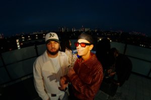 Remis Retro su vaikystės draugu pristato naują kūrinį: klipe įamžintos naktinės šėlionės Londone