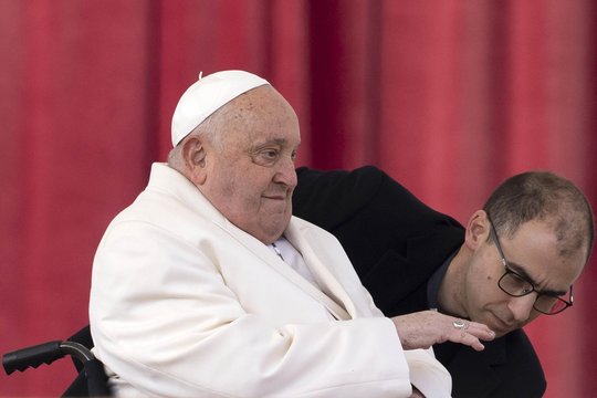 Po daugiau nei penkių savaičių ligoninėje popiežius Pranciškus grįžta į Vatikaną