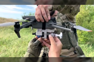 Vokiečių DI bendrovės vadovas: „dronų sieną“ rytiniame NATO sparne galima įrengti per metus