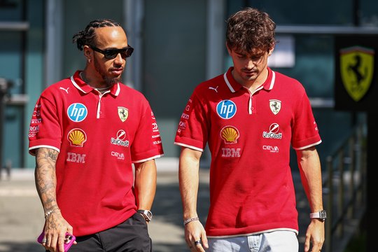 Liūdesys „Ferrari“ stovykloje: Ch. Leclercas ir L. Hamiltonas diskvalifikuoti iš Kinijos „Grand Prix“