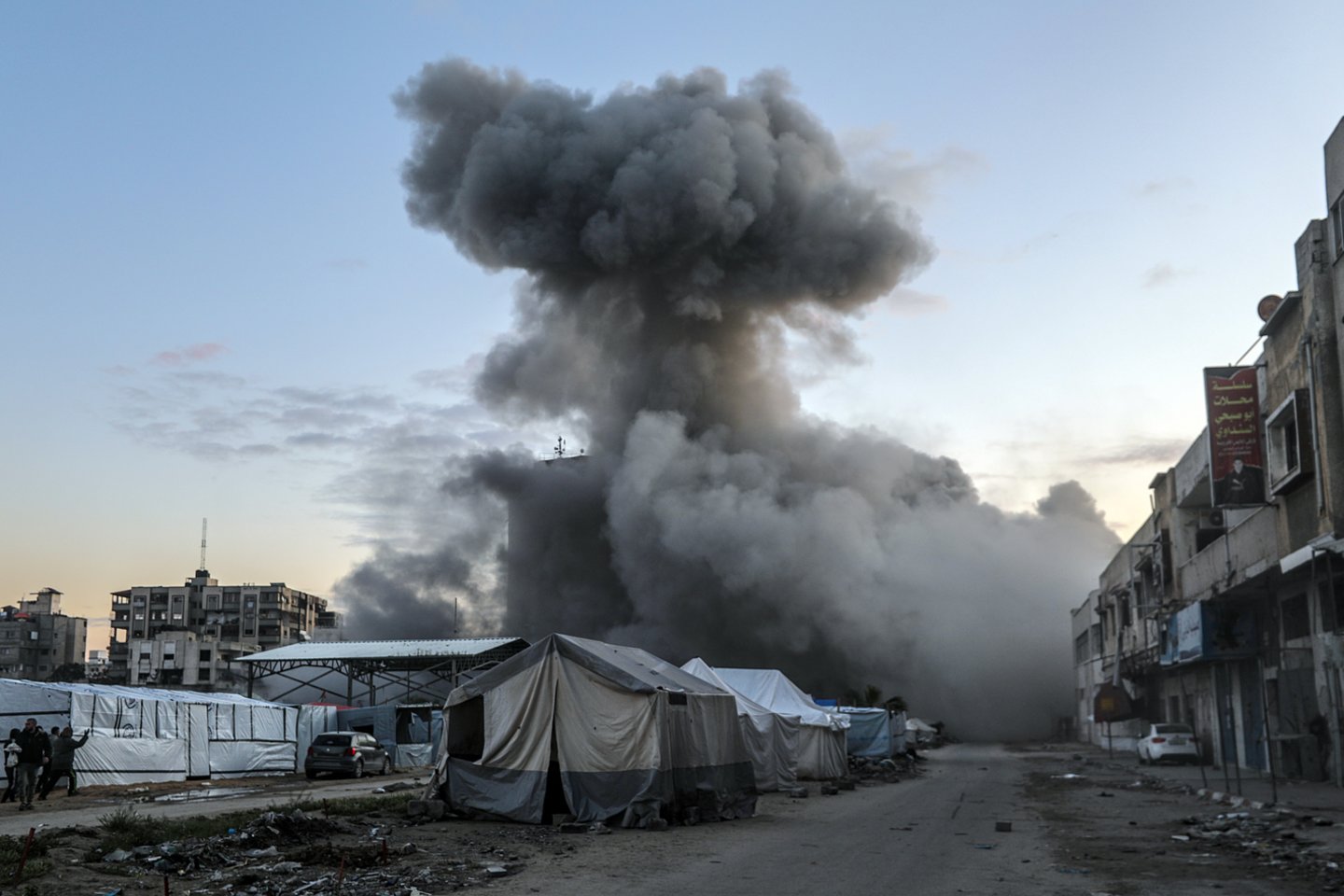 Izraelio kariuomenė pranešė pietinėje Gazos dalyje apsupusi vieną Rafacho miesto rajoną.<br> EPA-ELTA nuotr