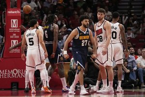 „Nuggets“ net ir be N. Jokičiaus nutraukė devynių „Rockets“ pergalių seriją