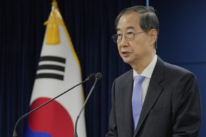 Pietų Korėjos teismas grąžino nušalintąjį premjerą į laikinojo prezidento pareigas