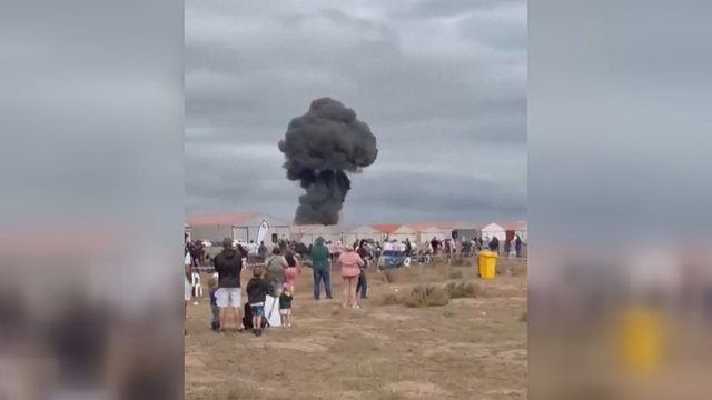 Aviacijos šou baigėsi piloto žūtimi: užfiksavo nelaimės akimirką