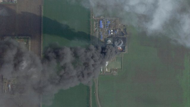 Rusijoje liepsnojančios degalinės vaizdai: į kaltinimus padegimu Ukraina atsakė – tai provokacija