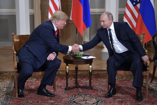 Kremlius patvirtino apie asmenišką dovaną D. Trumpui: detalės paliko paslaptyje