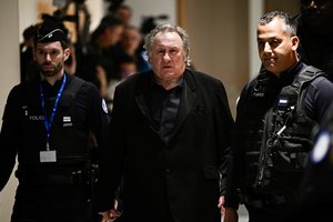 Seksualine prievarta kaltinamas aktorius Gerard'as Depardieu pasirodė Paryžiaus teisme