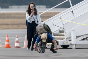 Palangos oro uoste – didžiulė vėliava ir garsūs plojimai: sutiktas Aurimas Mockus