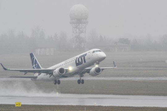 Sumaištis Varšuvos oro uoste – vėlavo beveik visi skrydžiai