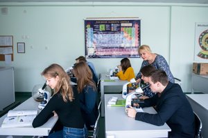 Ieškant būdų, kaip į mokyklas privilioti pedagogų, pabrėžia: svarbu ne tik pritraukti – lygiai taip pat svarbu neišstumti specialistų