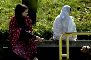 Migracijos departamentui – griežta kritika: pasikartojanti problema stumė moterį į Talibano rankas