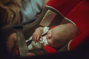 Kelių mėnesių mergaitę gabeno pirkinių krepšyje: ketino parduoti