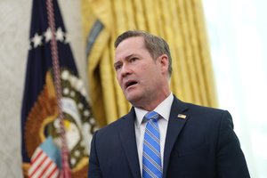 „M. Waltzas yra suknistas idiotas“: po JAV administracijos fiasko – ant plauko pakibusi vieno svarbiausių pareigūnų ateitis