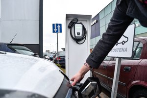 Įkrauti elektromobilį galima ir iš buitinės rozetės: štai kiek užtruksite ir kuo rizikuojate